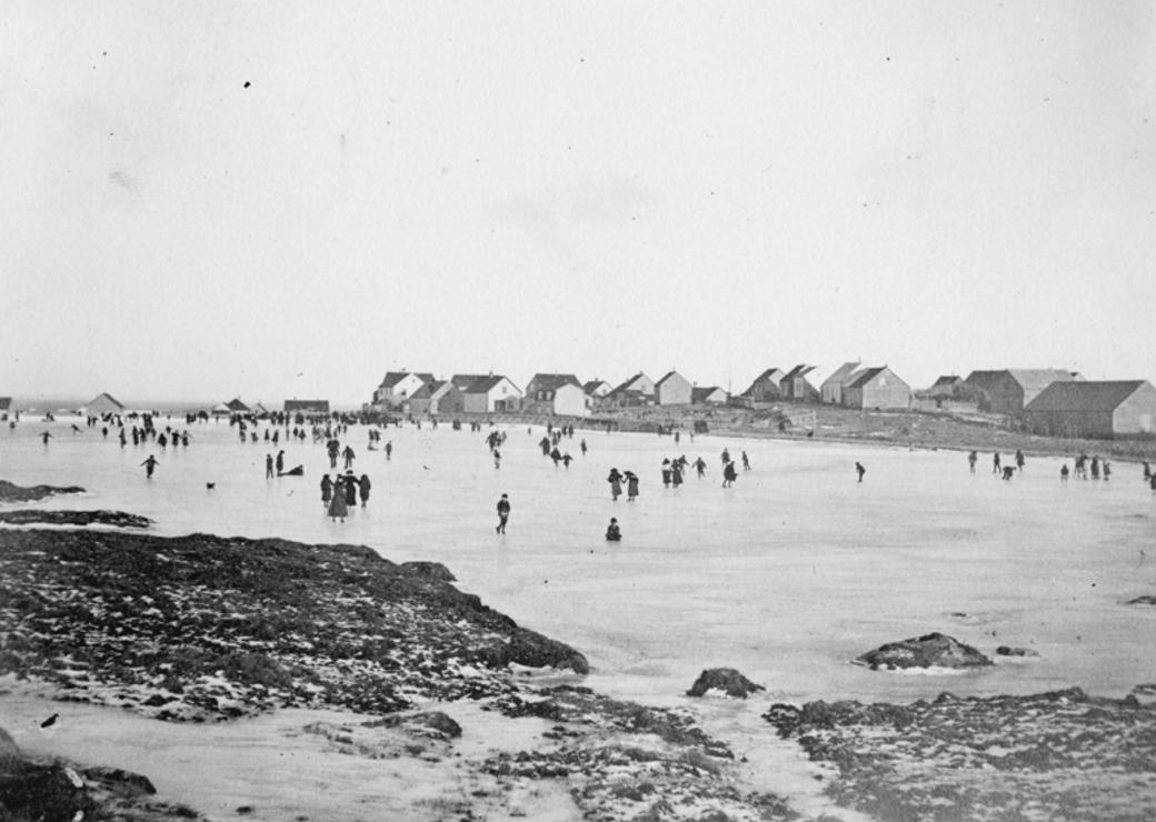 Patinage sur l'étang du pain de sucre. Extrémité Sud-Ouest de St-Pierre. Photographie de Michael Dhoste. 1902